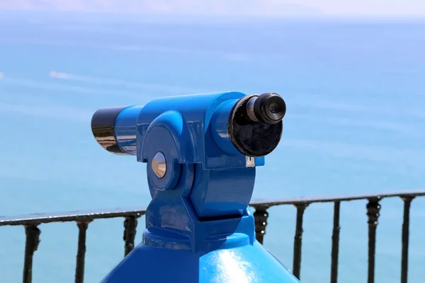 Telescoop kijker met uitzicht op van Balcon de Europa in Nerja, Andalusië, Spanje. Het is aan de land zuidelijke mediterrane kust, ongeveer 50 km ten oosten van Malaga — Stockfoto