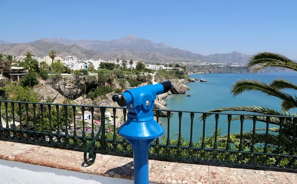 Telescope viewer overlooking from Balcon de Europa in Nerja, Andalusia, Spain. It is on the country southern Mediterranean coast, about 50 km east of Malaga — Stock Photo, Image