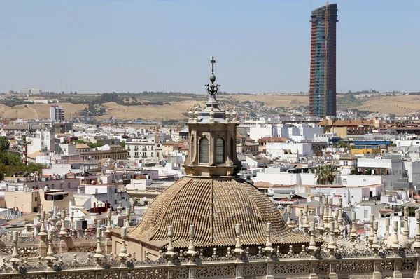 Panorama Sevilly a katedrála v Seville – katedrála Saint Mary je uveden, Andalusie, Španělsko — Stock fotografie