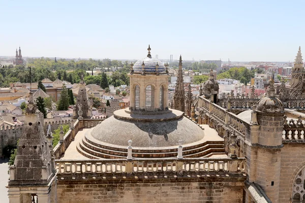 Собору Севільї - собор Святої Марії престолу, Андалусия, Іспанія - це третій за величиною церква в світі, і в час завершення в 1500 це було найбільші у світі — стокове фото