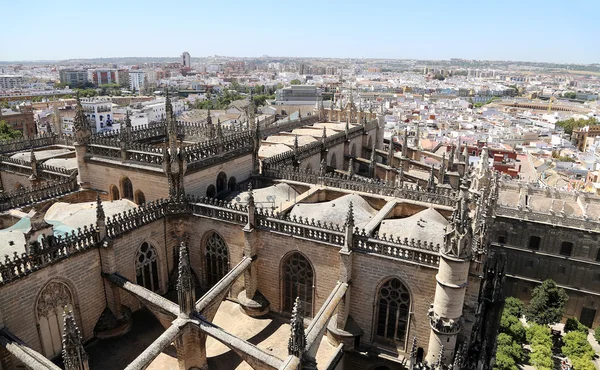 Собор Севильи - Собор Святой Марии Престола, Андалусия, Испания - является третьей по величине церковью в мире и на момент завершения в 1500 году он был крупнейшим в мире — стоковое фото