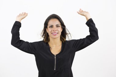 Çekici gülümseyen kadın boş açık alan gösterilen