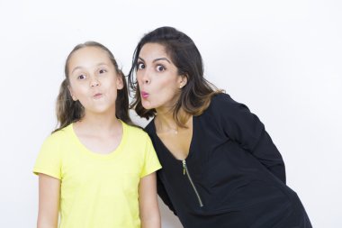 Anne ve kızı oynuyor.