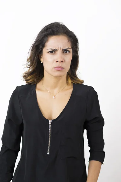 Wütende junge Frau vor weißem Hintergrund — Stockfoto