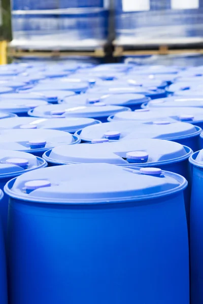 Barris azuis, tambores de armazenamento de plástico — Fotografia de Stock
