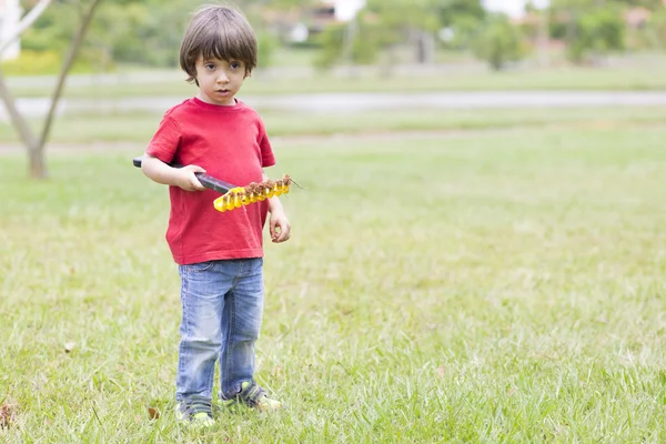 Niño encantador plantando — Foto de Stock