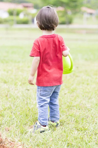 Niño encantador plantando — Foto de Stock