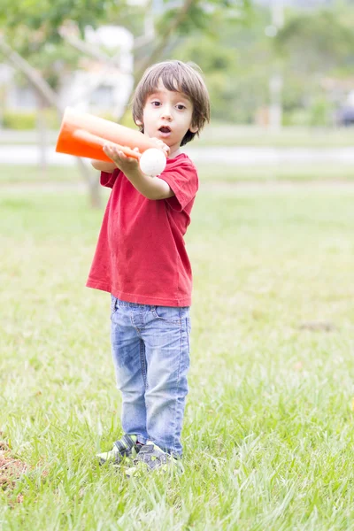 Schöner Junge beim Pflanzen — Stockfoto