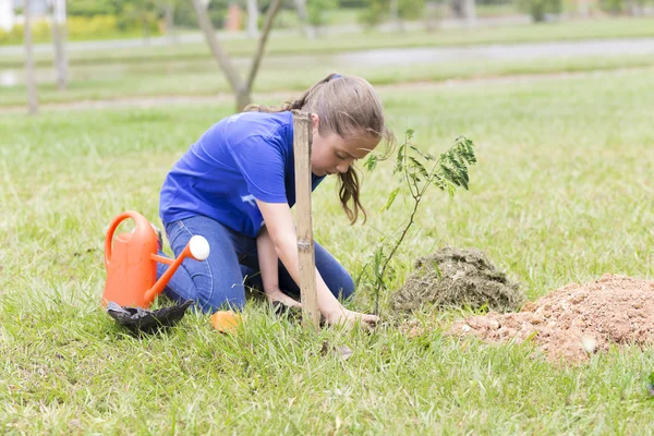 Glad tjej plantering — Stockfoto