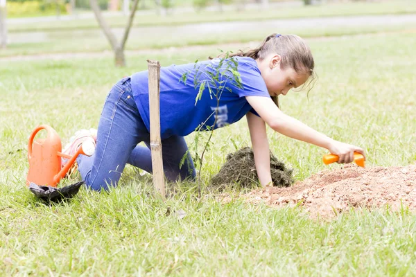 Glückliches Mädchen beim Pflanzen — Stockfoto