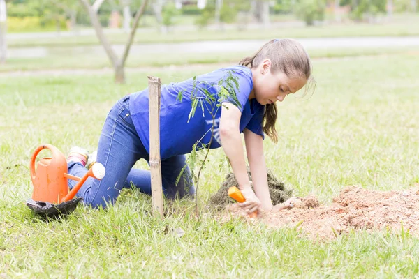 Glad tjej plantering — Stockfoto