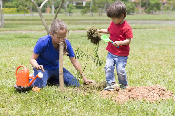 幸せな少女と少年の植栽 — ストック写真