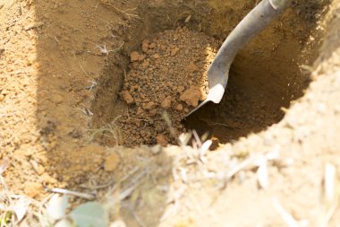 Dikim için toprak kazma