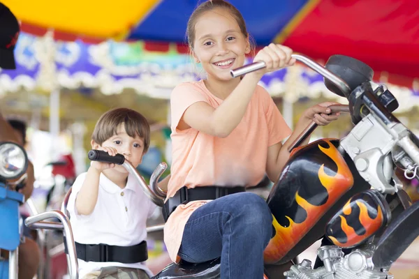 Niños felices divirtiéndose cabalgando — Foto de Stock