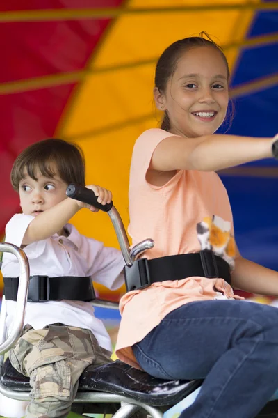 Fröhliche Kinder, die Spaß beim Reiten haben — Stockfoto