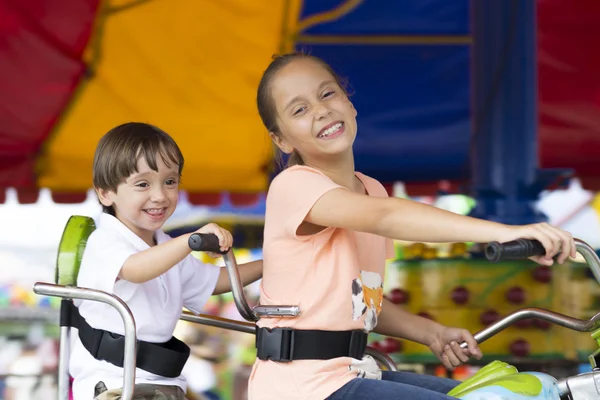 Niños felices divirtiéndose cabalgando — Foto de Stock