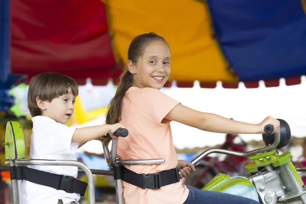 Niños felices divirtiéndose cabalgando — Foto de Stock