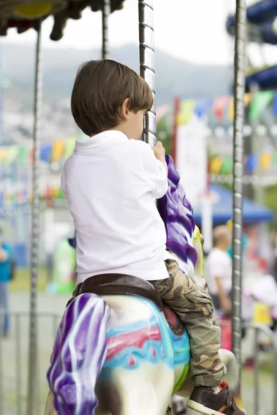 Felice ragazzo avendo divertente equitazione — Foto Stock