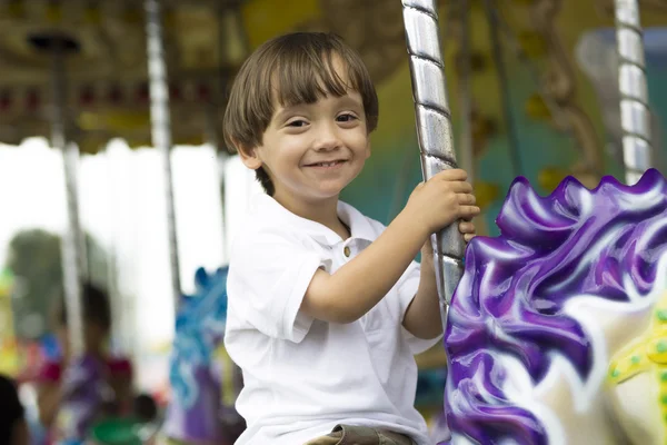 Chico feliz divertirse cabalgando — Foto de Stock