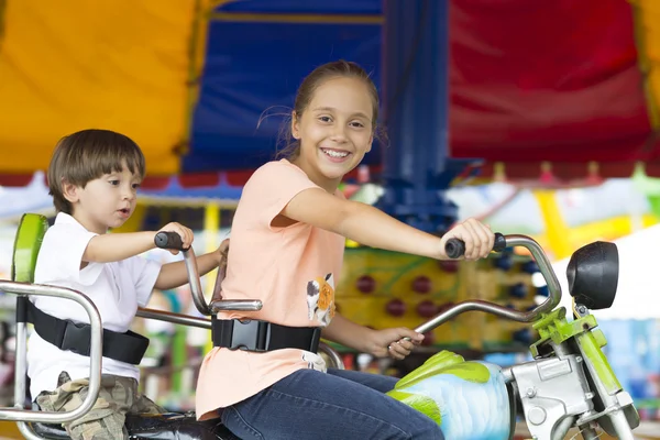 Crianças felizes se divertindo equitação — Fotografia de Stock