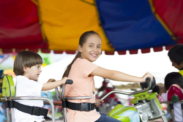 Crianças felizes se divertindo equitação — Fotografia de Stock