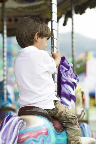 Chico feliz divertirse cabalgando — Foto de Stock
