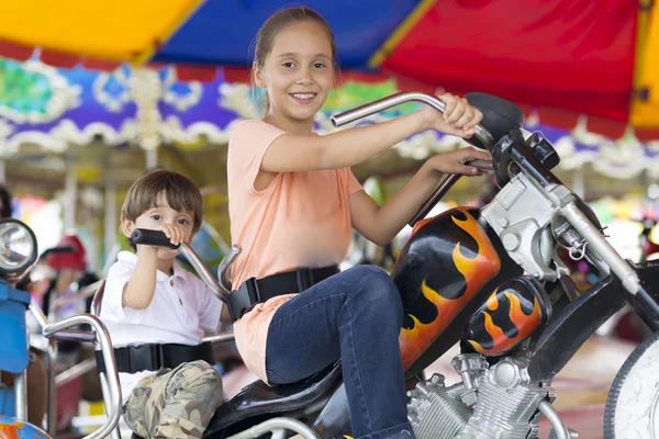 Fröhliche Kinder, die Spaß beim Reiten haben — Stockfoto