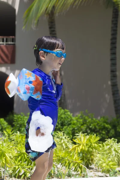 Szczęśliwy chłopiec w basenie — Zdjęcie stockowe