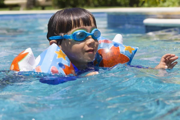 Niño feliz aprendiendo a nadar —  Fotos de Stock