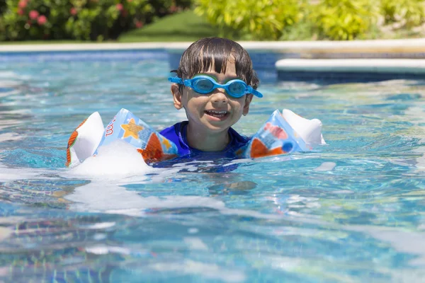 Niño feliz en la piscina —  Fotos de Stock