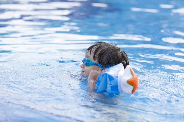 Niño feliz en la piscina —  Fotos de Stock