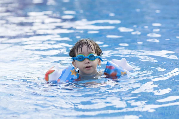 Niño feliz en la piscina —  Fotos de Stock