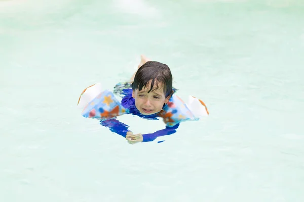 Niño triste en la piscina —  Fotos de Stock