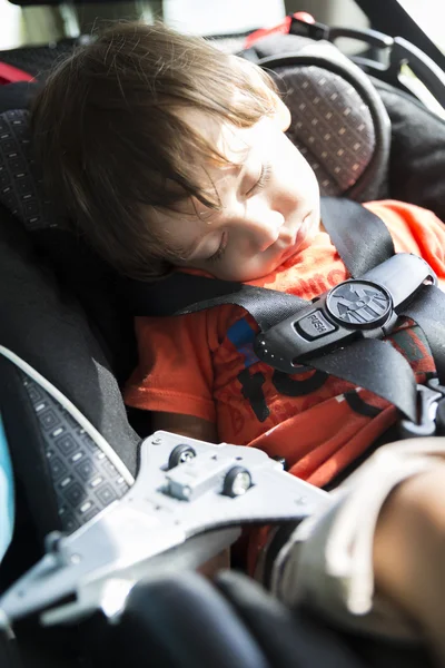 Süßes Kind im Sicherheitsautositz — Stockfoto