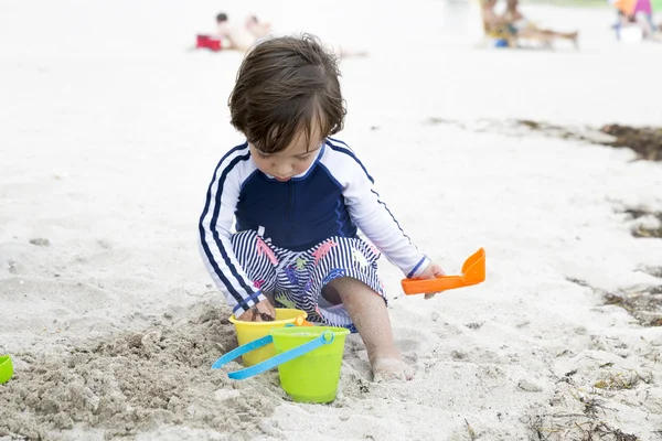 Enfant heureux jouant sur la plage — Photo