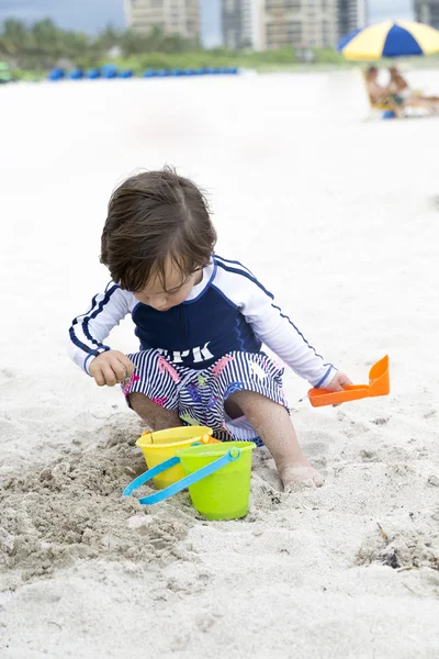 Glückliches Kind beim Spielen am Strand — Stockfoto