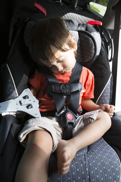 Süßes Kind im Sicherheitsautositz — Stockfoto