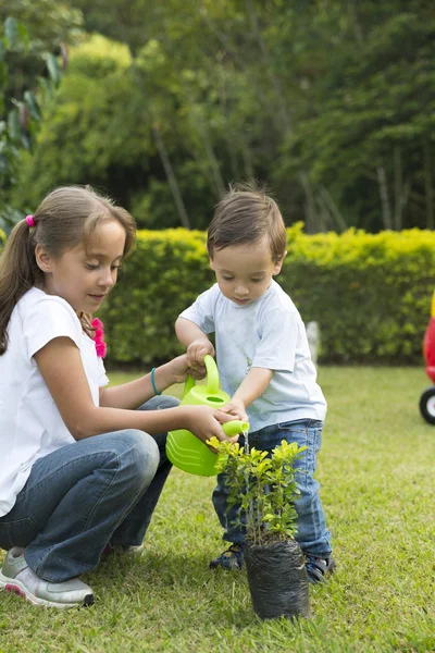 Glückliche Kinder bei der Gartenarbeit — Stockfoto