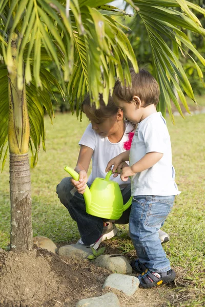 Glückliche Kinder bei der Gartenarbeit — Stockfoto