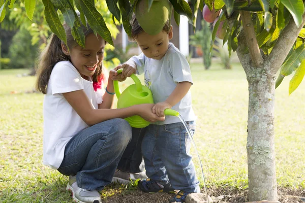 Bambini felici Giardinaggio — Foto Stock