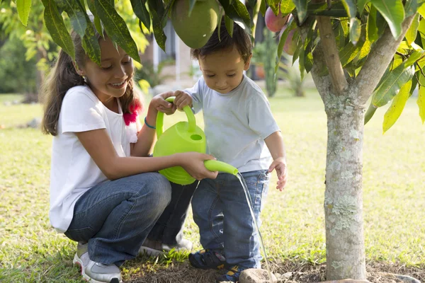 Crianças felizes jardinagem — Fotografia de Stock