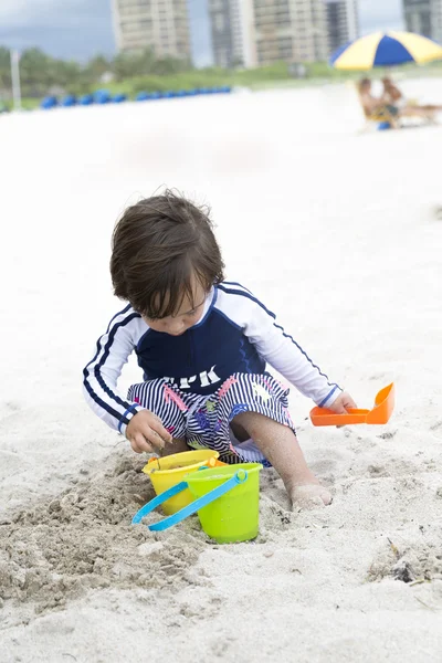 Glückliches Kind beim Spielen am Strand — Stockfoto