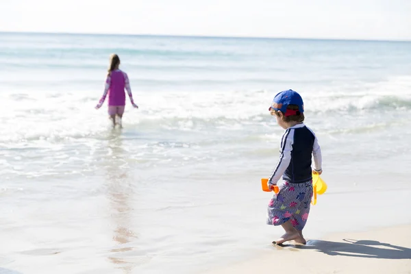 Szczęśliwy małego chłopca i jego siostra na plaży — Zdjęcie stockowe
