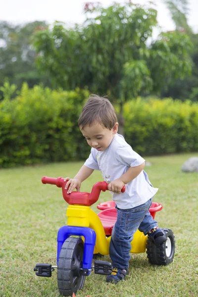 Glücklicher kleiner Junge am Steuer seines Spielzeugs — Stockfoto