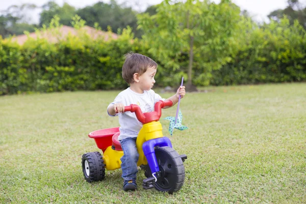 Happy Little Boy Driving Lui Jucărie — Fotografie, imagine de stoc