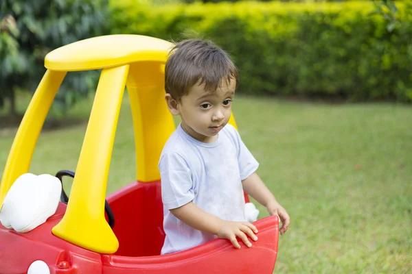 Happy Little Boy Driving Lui Jucărie — Fotografie, imagine de stoc