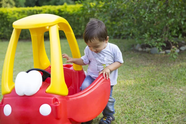 Happy Little Boy Driving Lui Jucărie — Fotografie, imagine de stoc