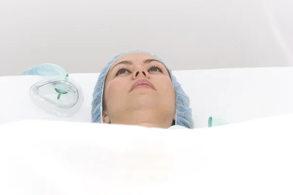 Schöne Patientin im Bett liegend — Stockfoto