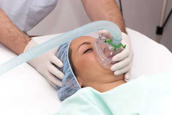 Beautiful patient receives anaesthetic — Stock Photo, Image