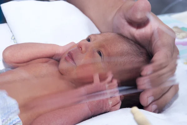 Bebê recém-nascido dentro da incubadora — Fotografia de Stock